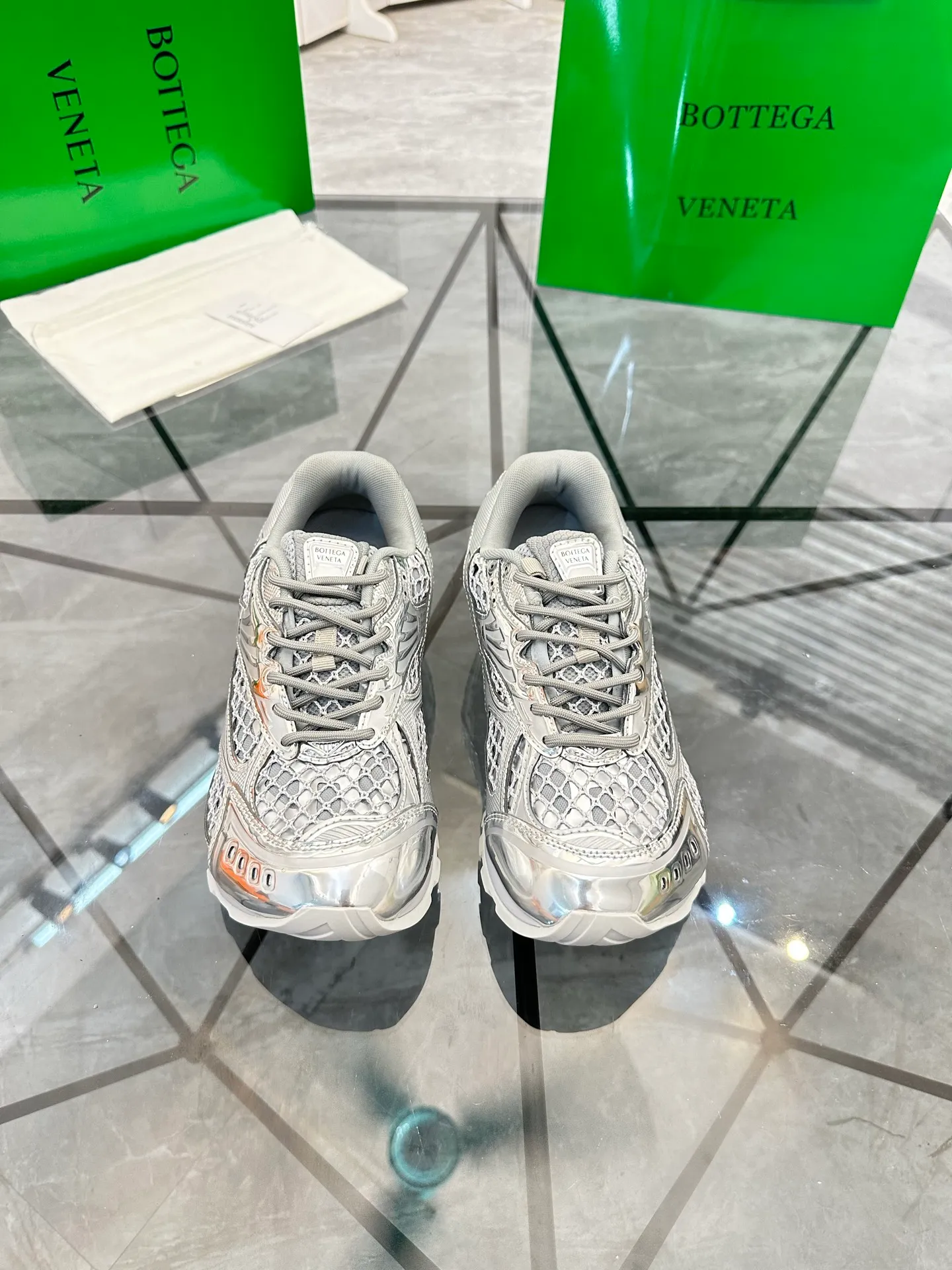 Factory men's shoes 💰: 620💰 (top version) BV Orbit sneakers Wang Yibo's same style couple's dad shoes Runner sneakers, made of lightweight technical mesh fabric. Matched with geometric pattern designed rubber outsole Wang Zha series high version Look for the package craftsmanship The actual height is much higher, but the legs are still slim. Very nice and playable and durable Matching to the standard 💯 Package shoe technology Look for the high version The outsole is made of color-blocked TPU outsole Women's model 35 36 37 38 39 40 41 (40 41 customized) Men's model 38 39 40 41 42 43 44 45. (Customized size 38 45.46) No. H345